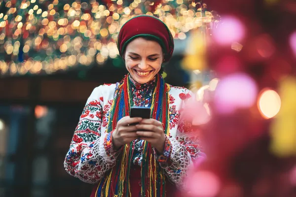 সবুজ বিলাসবহুল গাউন পরা এক নারী অলংকৃত রুলেট চাকার পাশে—যা 777DBET–এর উচ্চমানের ক্যাসিনো পরিবেশকে প্রকাশ করে।